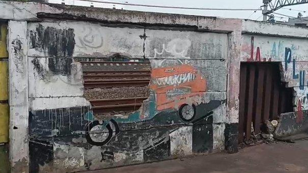 Viral! PT KAI Tutup Dua Lubang Tembok Pembatas Jalur KA